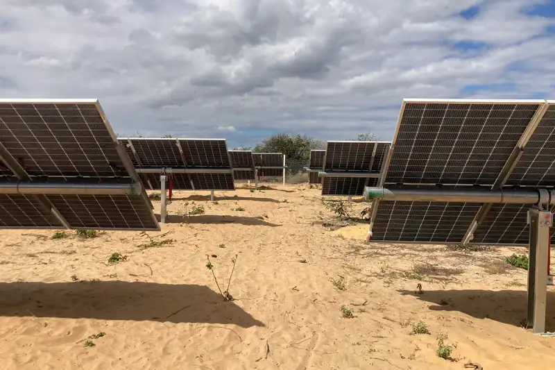 Módulos fotovoltaicos bifaciais montados em estruturas de solo
