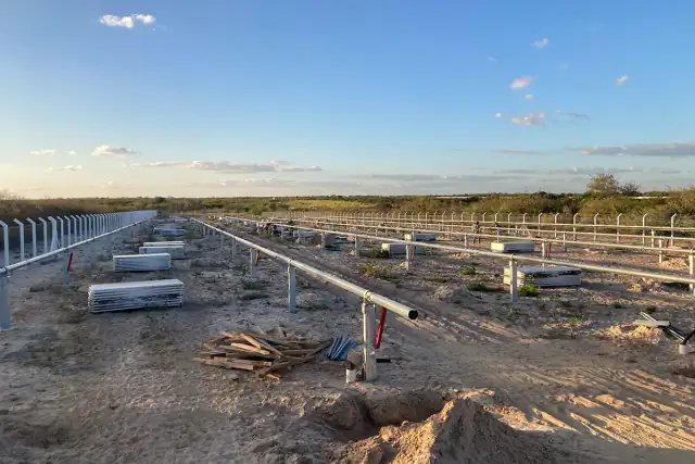 Terreno cercado e preparado para receber as estruturas de uma usina solar