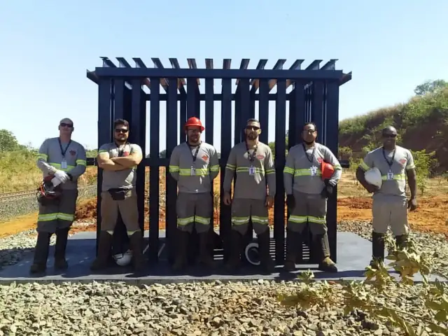 Equipe técnica uniformizada e com equipamentos de proteção em obra